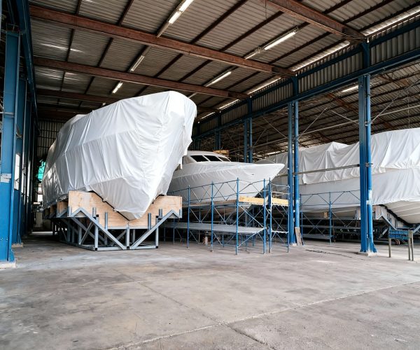 Yachts bâchés pour refit Yachts bâchés pour refit
